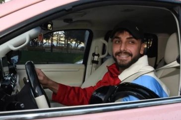 Şarkıcı Sefo pembe otomobiliyle gündem oldu!