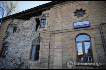 Şerefesi yıkılan minare leyleklere yuva oldu