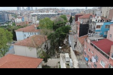 İstinat duvarı okulun bahçesine çöktü
