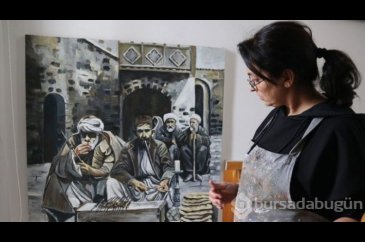 Evini adeta sanat galerisine dönüştürdü