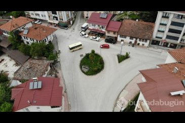 Kavşakta bulunan mezar dikkat çekiyor