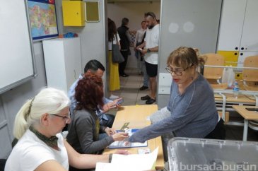Ünlü isimler oylarını kullandı 