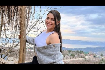 Survivor Ayşe Yüksel'in mini eteği dikkatleri üzerine çekti