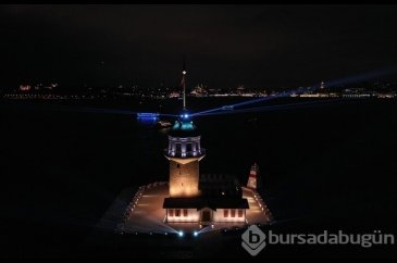 Kız Kulesi ışık ve lazer şovunun ardından ziyaretçilerini kabul etti