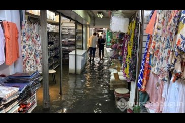 Tarihi Kemeraltı Çarşısı'nda iş yerlerini su bastı
