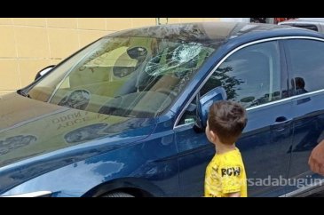 Pencereden otomobilin üzerine düştü!