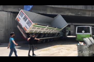 Kasadaki kamyonla köprüye çarptı