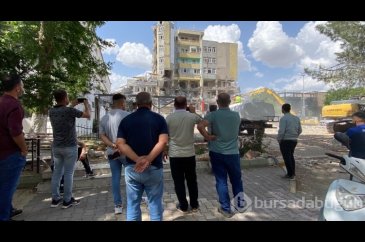 Adıyaman'da vatandaşlar bina yıkımını film gibi izlediler