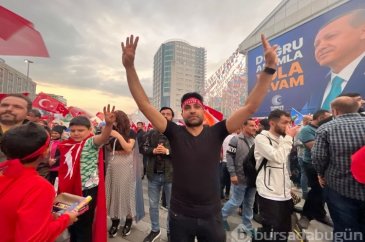 Bursa'da seçim sonuçları kutlanıyor