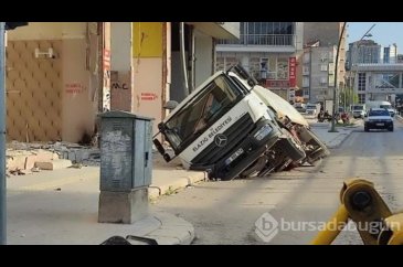 Elazığ'da ağır hasarlı binanın önündeki yol çöktü!