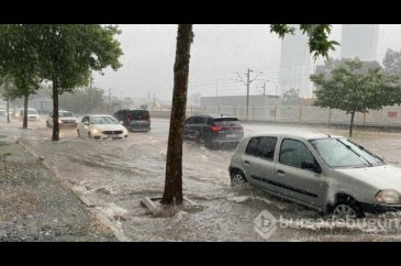 İzmir'de sağanak etkili oldu, tarihi çarşıyı su bastı
