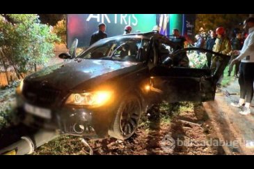Kadıköy'de otomobil elektrik direğine çarptı
