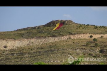 Batman'da İlçeye sığmayan Galatasaray bayrağı tepeye asıldı