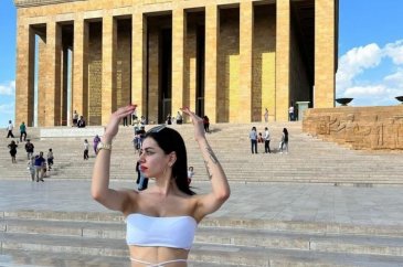 Anıtkabir'de linç yediren pozlar
