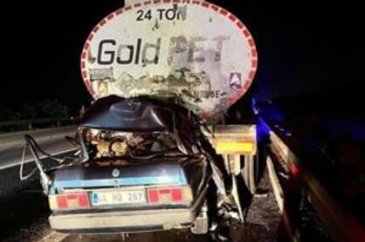 3 Can kaybı: Otomobil, emniyet şeridindeki yakıt tankerine çarptı