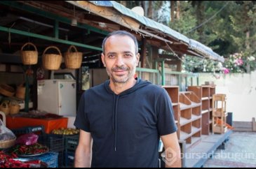 Depremzede Nureddin Geçim ölmediğini kanıtlamaya çalışıyor