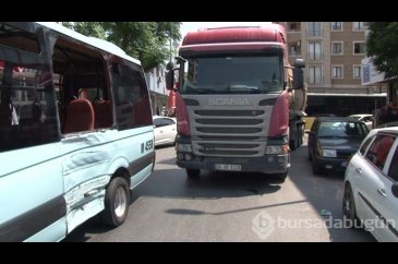 Ümraniye'de minibüse TIR çarptı: 5 kişi hafif yaralandı