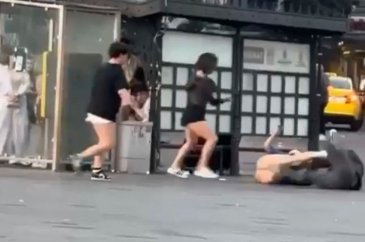 Taksim'de 3 kişi 1 kişiyi dövdü