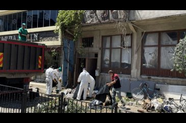 Bursa'da çöp apartman! 20 kamyon çöp çıktı!