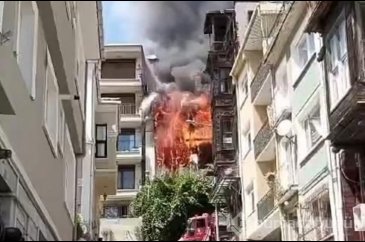 İstanbul'da 3 katlı ahşap binada yangın
