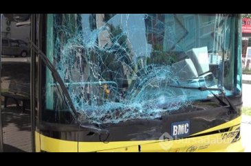  İETT otobüsü kamyonetle çarpıştı
