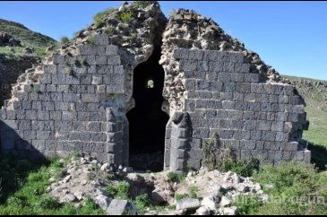 Tarihi kiliseyi talan ettiler
