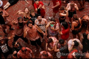 İspanya'daki "La Tomatina" festivalinde tonlarca domates havada uçtu