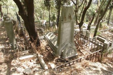 İstanbul'un tarihi mezarlığında defineci talanı iddiası