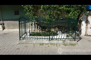 Sokak ortasında esrarengiz mezar: Kime ait olduğu bilinmiyor, yolda...