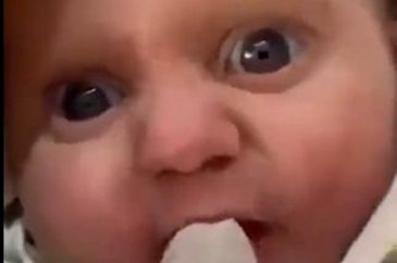 Enkazdan 128 saat sonra çıkarılan Vatin bebek felçli annesiyle haya...