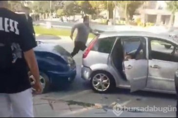 Bursa'da kaza sonrası sürücüler birbirine girdi!
