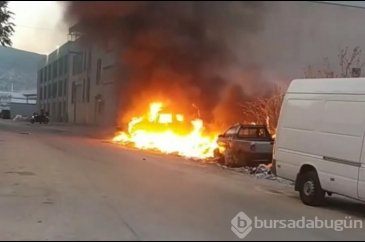 Bursa'da 2 çocuk çuvalları çakmakla ateşe verdi! Alevler 3 aracı kü...