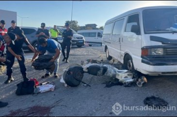 Bursa'da minibüsün altında kalan motosikletli ölümden döndü!