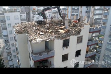 Adana'da ağır hasarlı binaların yıkımı sürüyor