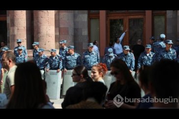 Ermenistan'da binlerce insan sokakta