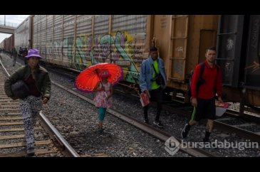 Tren seferleri durmasına rağmen göçmenler Ciudad Juarez'e yük trenl...