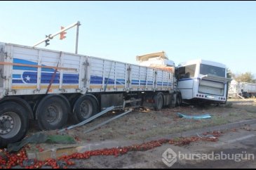 Manisa'da TIR, işçi servisine çarptı: 23 yaralı