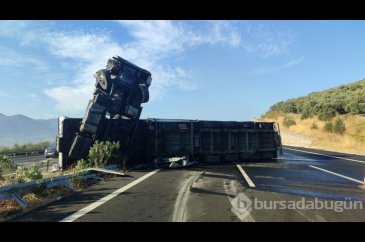 Bursa'da TIR devrildi: 25 ton enerji içeceği yola saçıldı