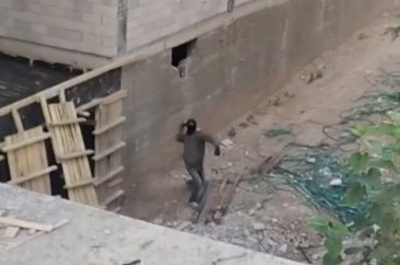 Hırsızdan kendisini kamerayla kaydeden mahalleliye taş