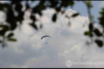 Adrenalin tutkunları gökyüzünün tadını çıkartıyor