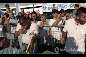 6 dakikada dev kol böreğini mideye indirdi, 10 bin TL'yi kaptı
