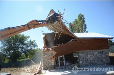 Bursa'da kaçak villa inşaatı yerle bir edildi