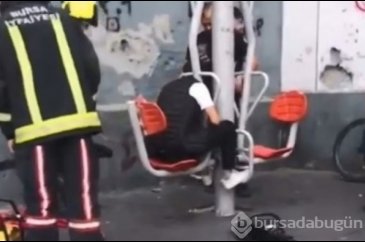 Bursa'da spor aletine sıkışan genci itfaiye ekipleri böyle kurtardı