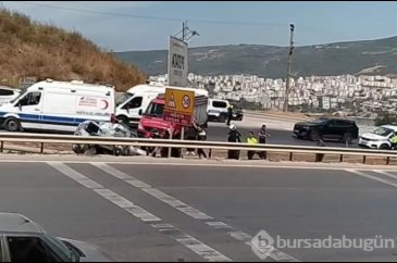 Bursa'da bariyerlere çarpan araç kullanılamaz hale geldi! Yaralılar...