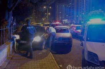 Alıkoyduğu eşini otomobilde döverken kaza yaptı