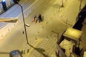 Tartıştığı kadınları sokak ortasında dövdü