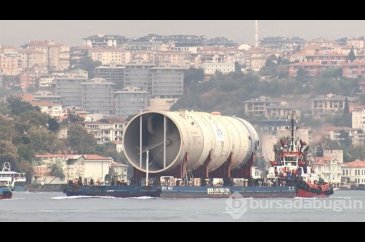 İstanbul Boğazı'ndan şaşırtan geçiş