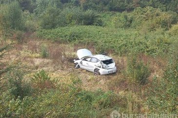 Yeşillik alana uçan otomobil defalarca takla attı