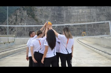 249 metre yüksekliğindeki baraj gövdesinde voleybol maçı