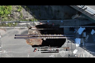 ABD'deki yoğun yağışlar sonucu sel suyu asfalt çukurunda birikiyor